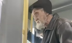 В Ставрополе водитель маршрутки обматерил и швырнул мелочь в пенсионера