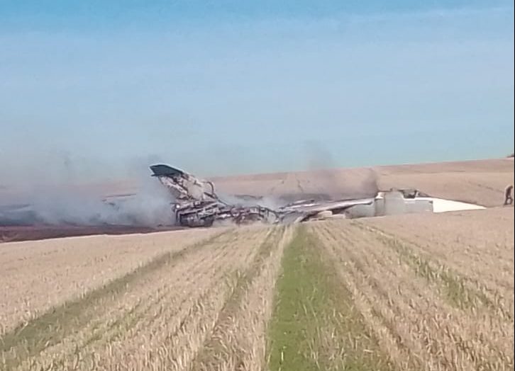 Военный самолет совершил аварийную посадку в Ростовской области и загорелся 