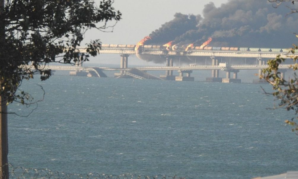 «Ну что и дальше будем сопли жевать или бахнем?»: как соцсети отреагировали на подрыв Крымского моста 