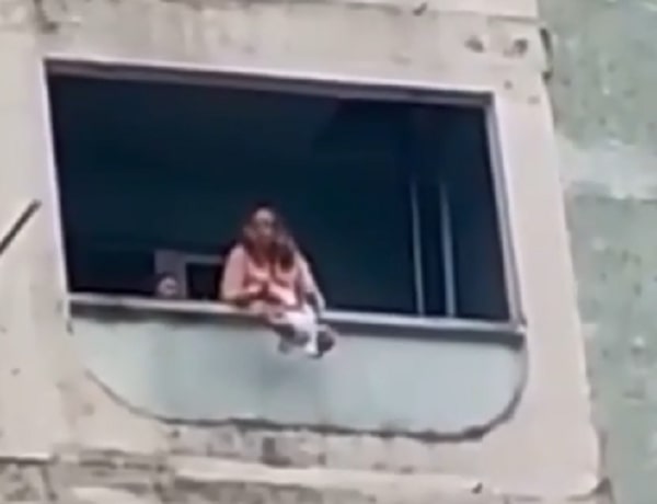 В Краснодарском крае многодетная мать пыталась скинуть с 7 этажа двухмесячного сына 