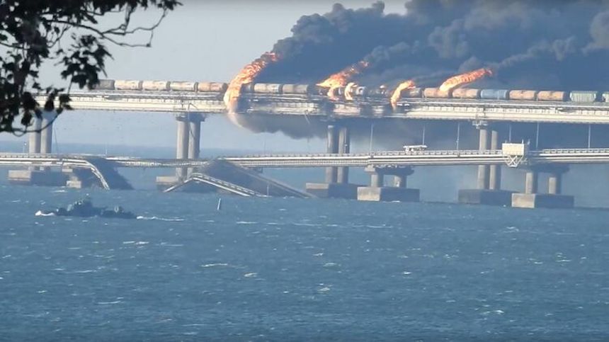Очень хитрая конструкция: стало известно, что спасло Крымский мост от серьезных разрушений