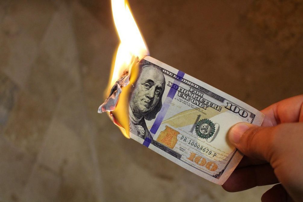 Доллар — всего лишь бумажка: из-за антироссийских санкций валюта США теряет свои позиции