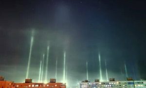 В российских городах заметили странные световые столбы в небе. Что это такое?