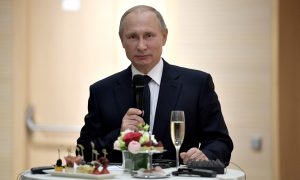 «Нужно привыкать». В Кремле не беспокоятся по поводу курса рубля и призывают привыкать жить в «рублевой зоне»