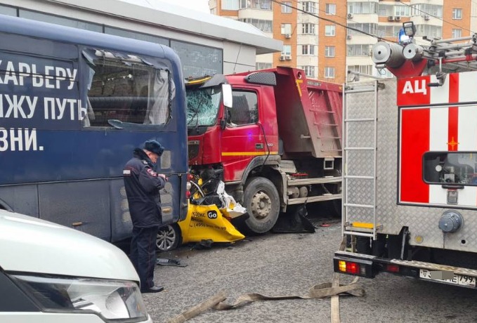 Такси раздавило между грузовиком и автобусом в Москве 