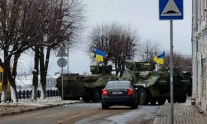 В центре Твери заметили колонну бронетехники под украинскими флагами