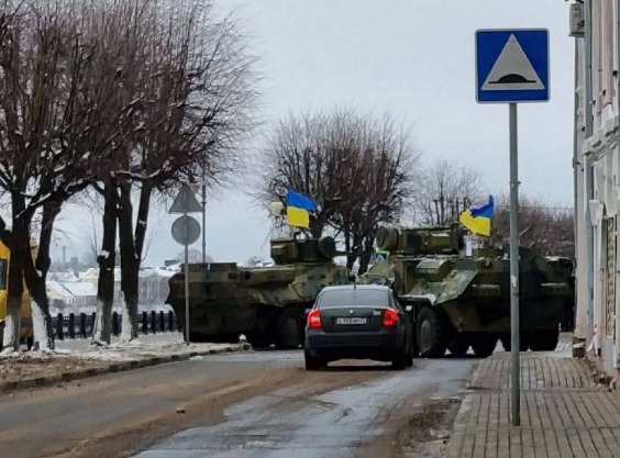 В центре Твери заметили колонну бронетехники под украинскими флагами