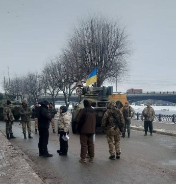 В центре Твери заметили колонну бронетехники под украинскими флагами