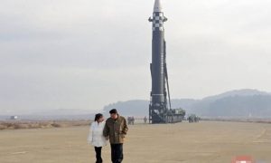 Ким Чен Ын впервые показал дочь во время запуска баллистической ракеты