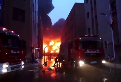 Более 30 человек погибли при пожаре на заводе в Китае 
