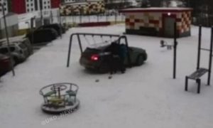 Россиянка перепутала педали в автомобиле и врезалась в качели с детьми