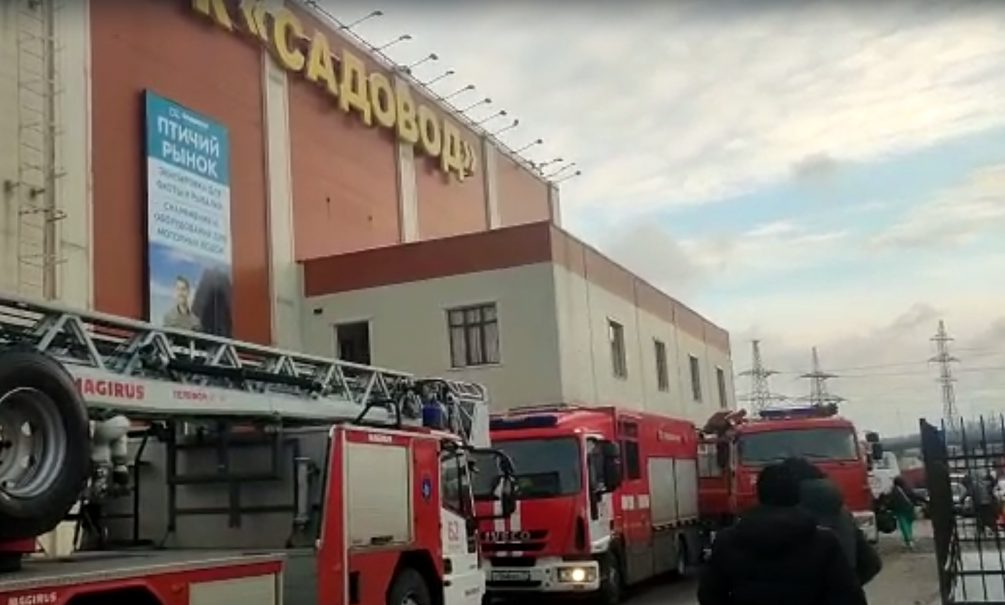 Что произошло на садоводе. Садовод вещевой рынок Москва. Пожар на САДОВОДЕ. Пожар в САДОВОДЕ Москва. Рынок Садовод в Москве горит.