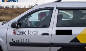 «Яндекс» сначала уволил, а после скандала вернул на работу водителя из-за забытой бутылки пива