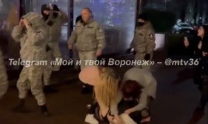 Патриоты против группы быстрого реагирования: в Воронеже передрались из-за немецкого флага
