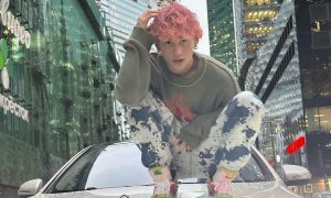 Сбежавший в США Даня Милохин исполнил гимн Украины во время стрима