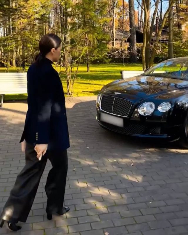 Женщины и машины: топ-11 звезд российского шоу-бизнеса с самыми дорогими автомобилями