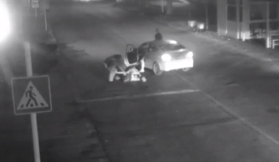 Бил машины и полицейских: на Кубани парень крушил припаркованные автомобили 