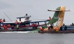 Самолет с 53 людьми на борту рухнул в озеро Виктория