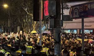 Тысячи жителей Шанхая протестуют против жестких антиковидных ограничений
