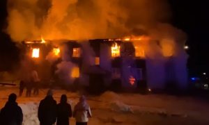 Беда не приходит одна: после взрыва газа в сахалинском поселке полностью выгорел 2-этажный дом