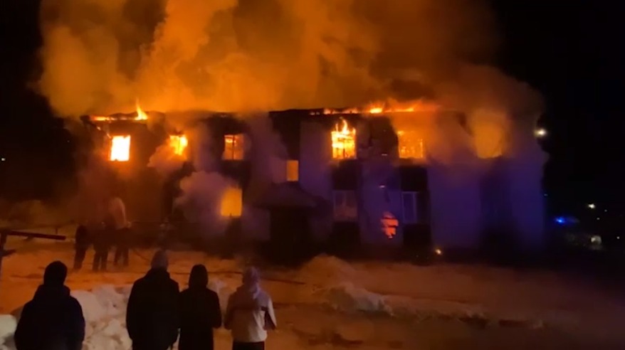 Беда не приходит одна: после взрыва газа в сахалинском поселке полностью выгорел 2-этажный дом 