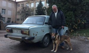 В Курске беженец из Харьковской области месяц прожил в машине с собакой