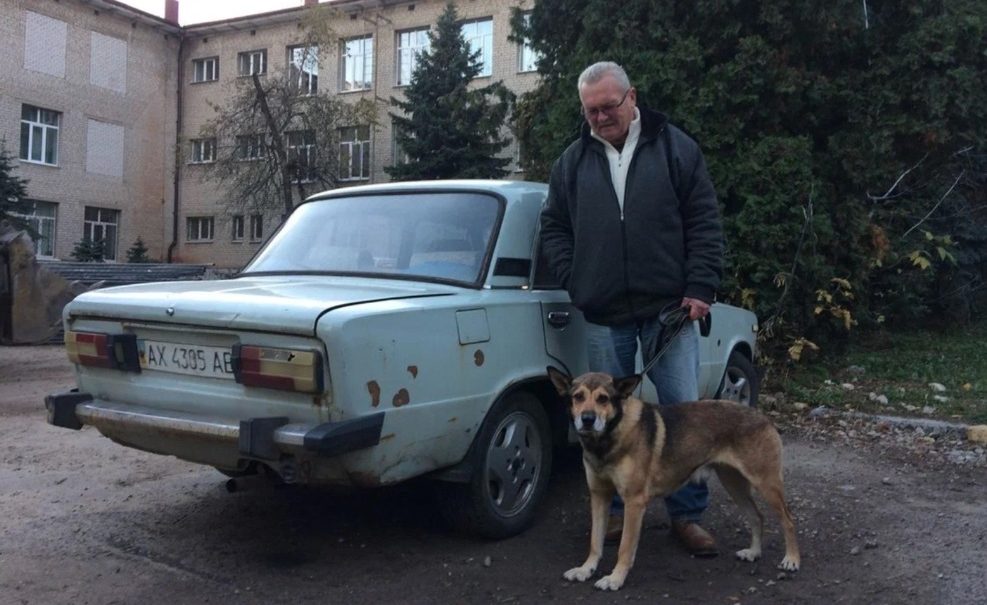 В Курске беженец из Харьковской области месяц прожил в машине с собакой 