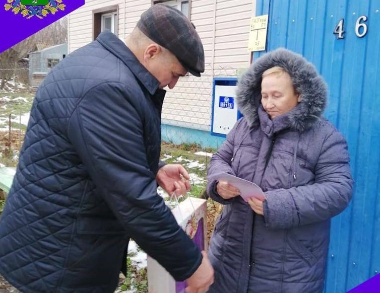 Российский чиновник подарил матерям погибших солдат открытки и набор полотенец