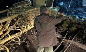 Опубликованы видео с места падения строительного крана, убившего двух человек