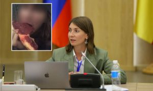 Российская чиновница ушла в отставку из-за скандального видео с ее сыном, поедавшим сырое мясо