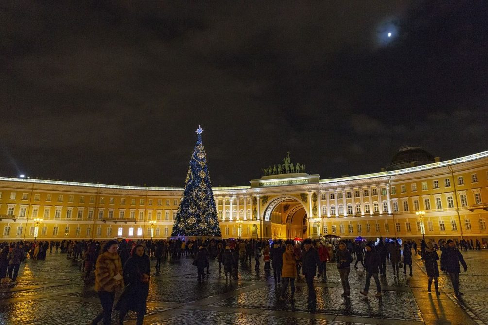 Отдыхать за границей на Новый год стало дешевле, а в России — дороже
