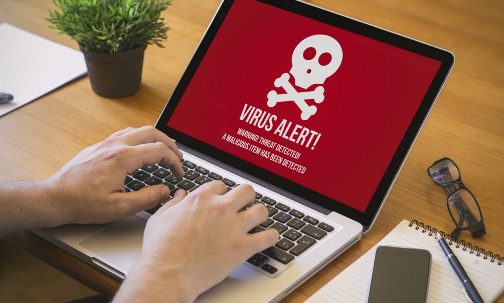 Заражает устройства и требует выкуп: новый вирус атаковал компьютеры российских мэрий и судов 