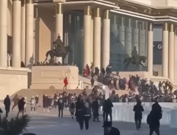 В Монголии протестующие штурмом взяли Дворец правительства 