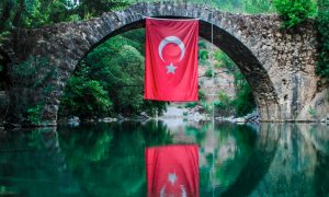 Студентов освободили от нового налога 2% на отдых в Турции для всех туристов