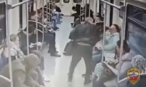Пассажирка московского метро устроила поножовщину из-за громкого разговора по телефону