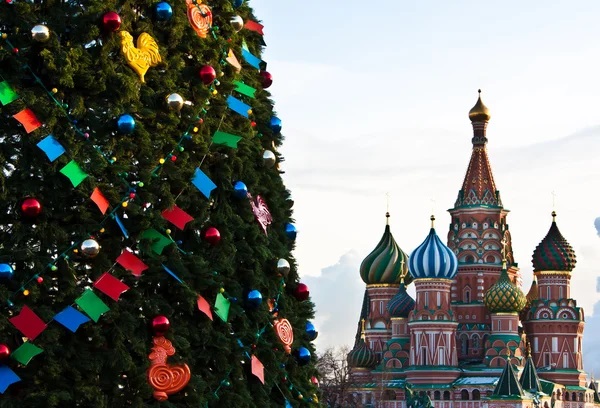На Красной площади в Москве пытались сжечь новогоднюю елку 