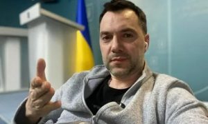 “Будем воевать одними автоматами”: Арестович предсказал, когда США “кинут” Украину
