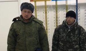 Дебоширы в камуфляже извинились за разгром салона оптики в Новосибирске