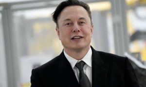 На грани финансового краха: Илон Маск продолжает распродавать акции Tesla