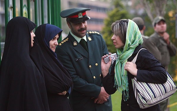 В Иране расформировали полицию нравов после смерти задержанной ими девушки 