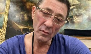 Сломанный нос и гематомы: Григорий Лепс подрался с посетителем бара в Санкт-Петербурге