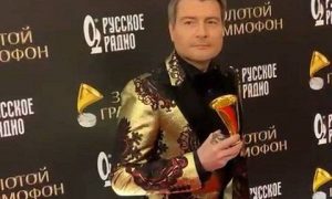 Хромает, но передвигается сам: Басков появился на «Золотом Граммофоне» после сложной операции