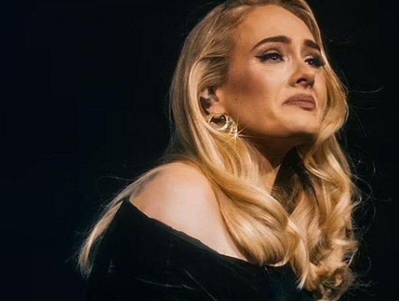 «Отношения разваливаются»: Адель расплакалась на концерте из-за своего развода 