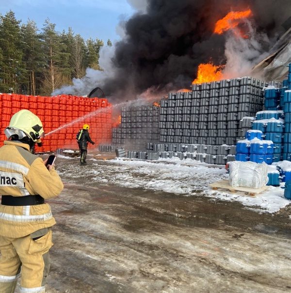 Огонь охватил склад по производству пластика в Московской области — всё о грандиозном пожаре в Раменском 