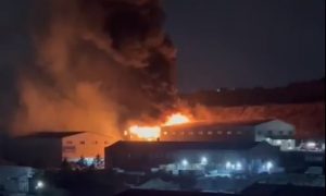 Во Владивостоке полыхают склады. Площадь пожара превысила тысячу кв. м