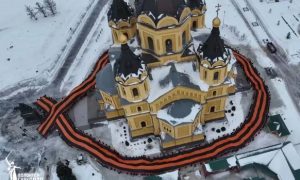 Нижегородские ультрапатриоты опоясали собор Александра Невского гигантской Георгиевской ленточкой
