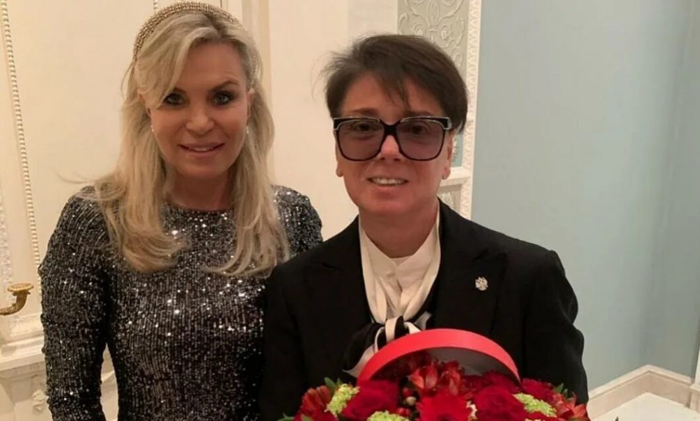 В темных очках, но с улыбкой: тяжелобольной Валентин Юдашкин появился с женой на ТВ после долгого перерыва 