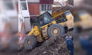 Опубликованы фото бульдозера, снесшего стену пятиэтажки в Ростове-на-Дону