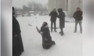 Мать погибшего украинского боевика на коленях просила у раскольника из ПЦУ вернуть церковь и отпеть сына