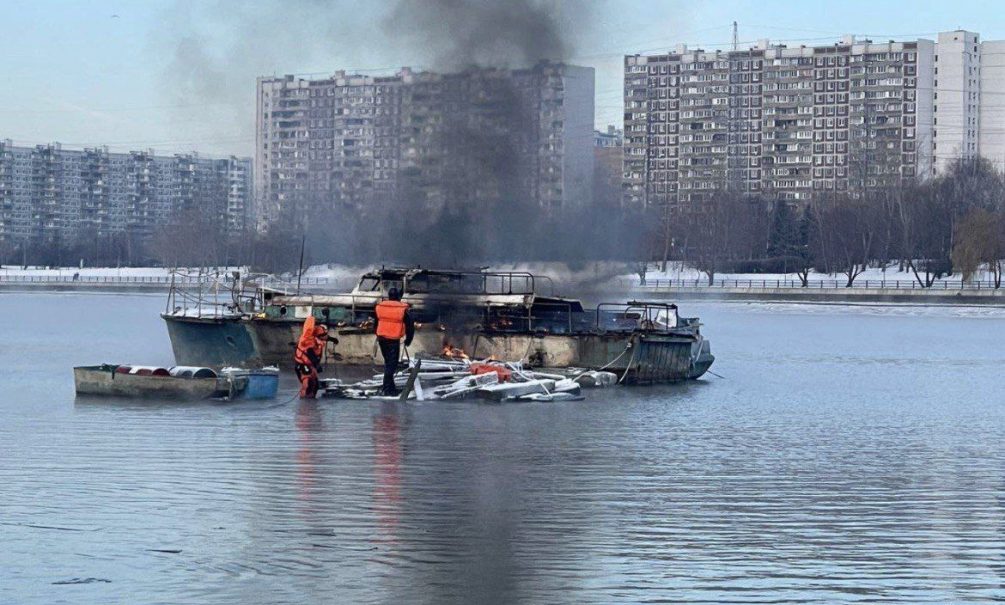 Спасателям удалось спасти женщину с полыхающего судна в Москве 